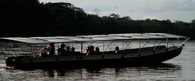 Engenheiros desenvolvem canoa solar para transporte na Amazônia 